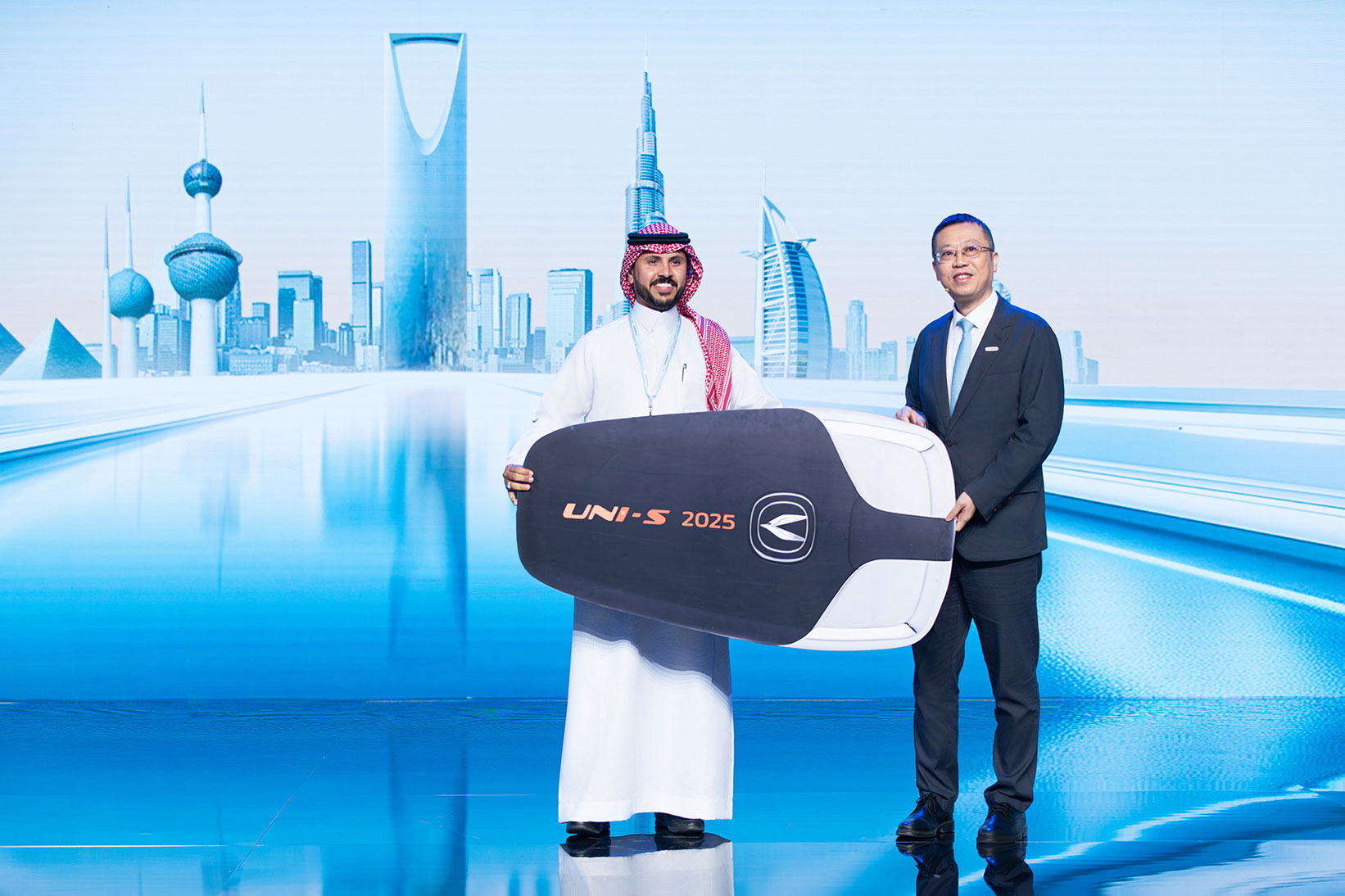 图为王俊总裁为中东非首位车主Sultman赠送全新的UNI-S